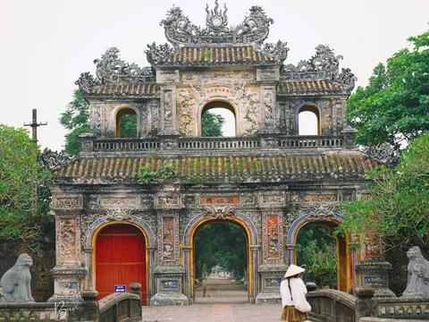 Khảm sành sứ: Điểm nhấn độc bản của kiến trúc cung đình Huế