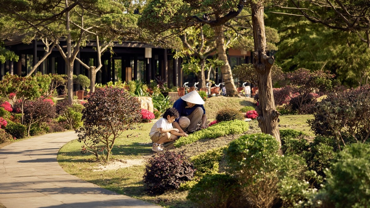 2-modern-village-lifestyle-1-1779771559 2-modern-village-lifestyle-1-1779771559.jpg