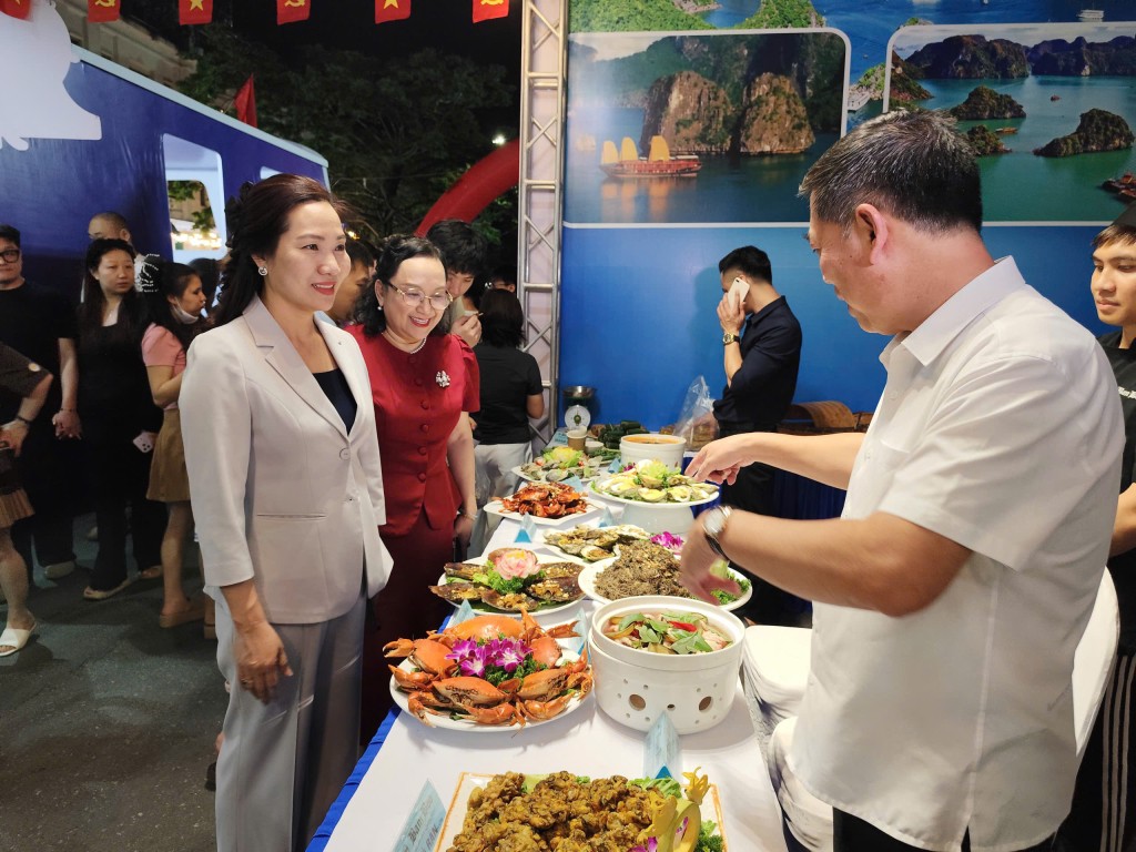 2-nguyen-thi-hanh-pho-chu-tich-ubnd-tinh-tham-gian-hang-am-thuc-1777213448.jpg
