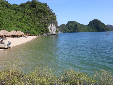 Bãi biển Soi Sim trên vịnh Hạ Long được đề cử bãi biển đẹp thế giới năm 2026, nhưng vì sao chưa hoạt động.