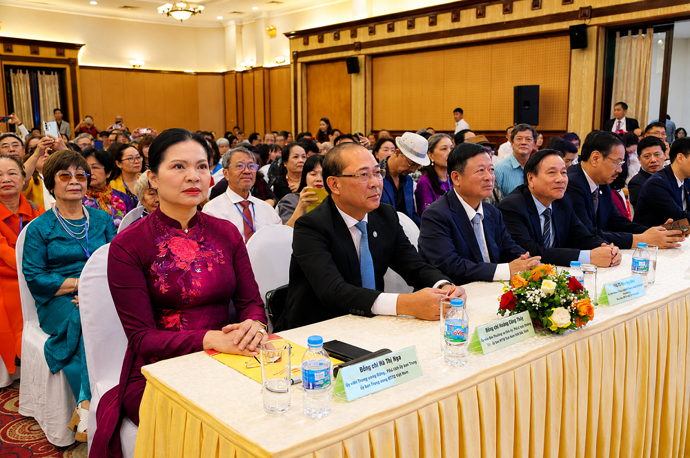 dai-bieu-tren-xuong-2-1787415492 dai-bieu-tren-xuong-2-1787415492.png