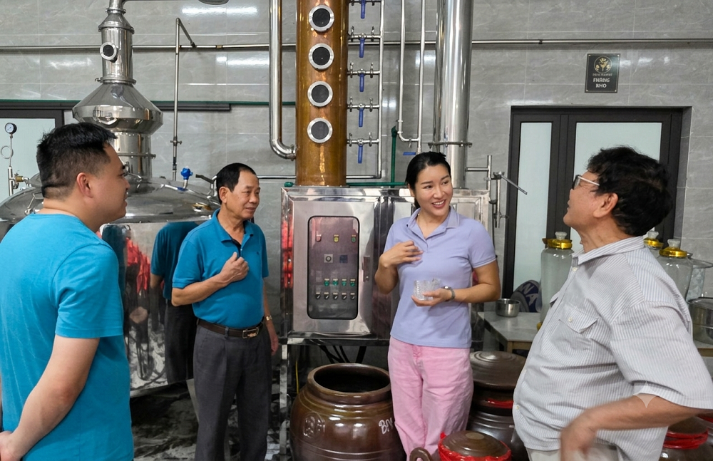 duong-huong-1785856421 duong-huong-1785856421.png