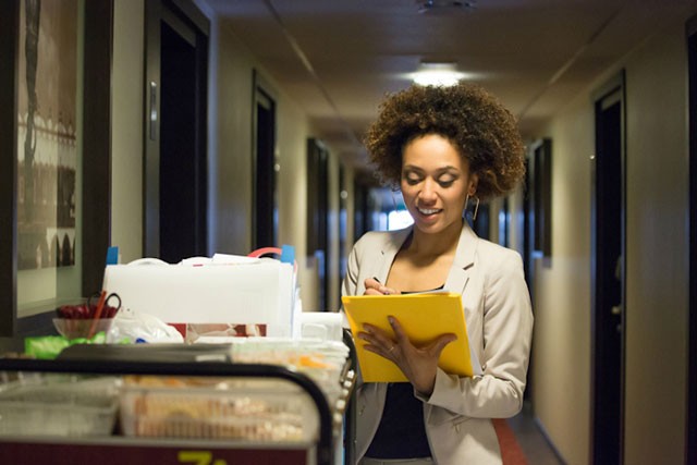 housekeeping-sap-xep-do-vat-tren-xe-day-trolley-1786343807 housekeeping-sap-xep-do-vat-tren-xe-day-trolley-1786343807.jpg