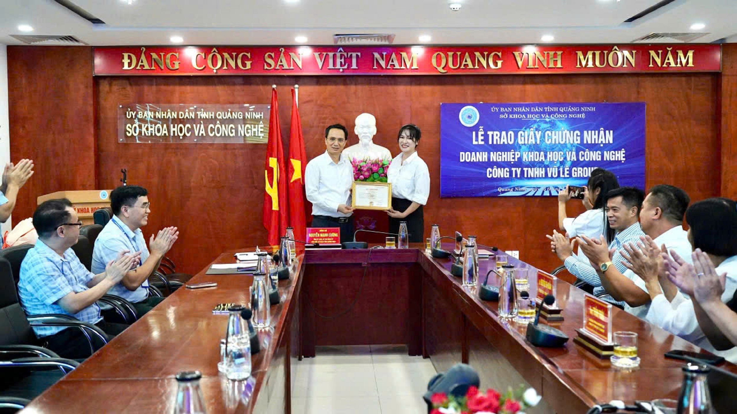 trao-giay-chung-nhan-doanh-nghiep-khoa-hoc-va-cong-nghe-2-1785856284-1 trao-giay-chung-nhan-doanh-nghiep-khoa-hoc-va-cong-nghe-2-1785856284.jpg
