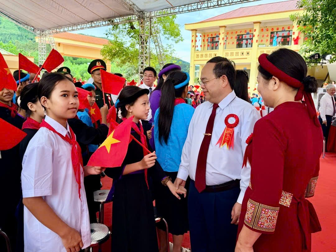 lanh-dao-tham-hoi-hs-1788612869 lanh-dao-tham-hoi-hs-1788612869.jpg