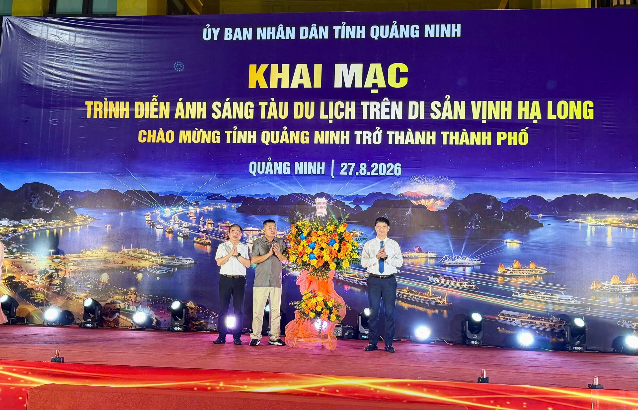 lanh-dao-tinh-qn-tang-hoa-chuc-mung-1787894293 lanh-dao-tinh-qn-tang-hoa-chuc-mung-1787894293.jpg